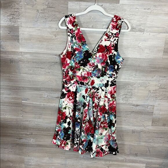 Haute Monde Dresses & Skirts - Haute Monde White and Red Floral Dress